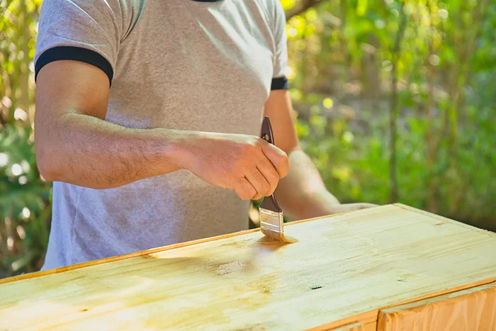 con que pintura se pinta la madera
