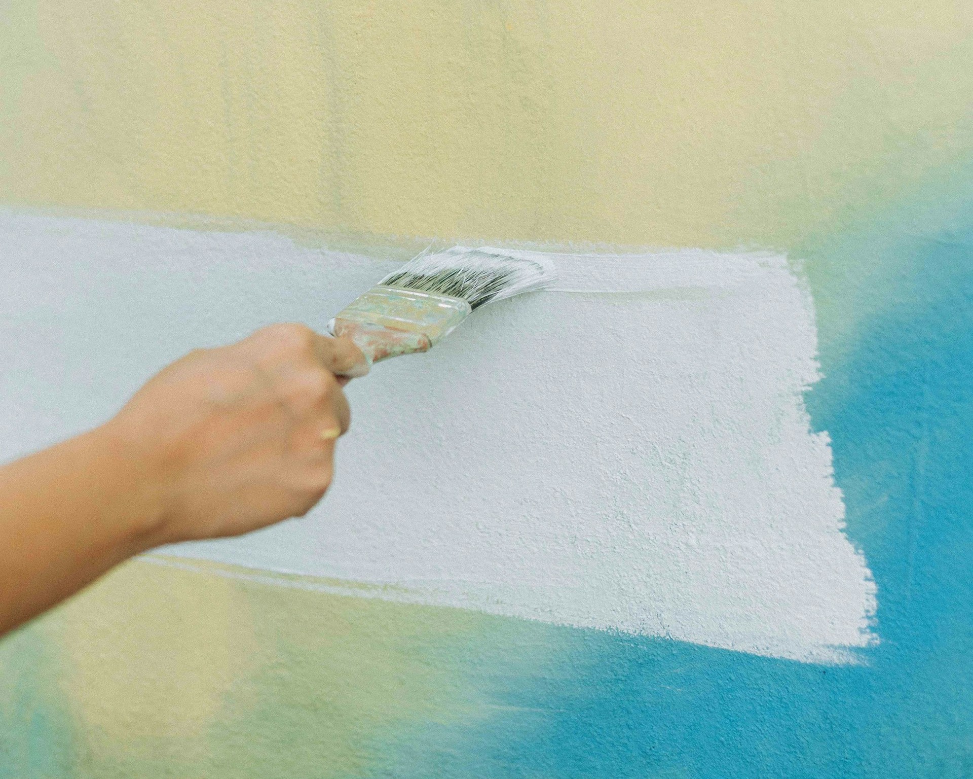cómo preparar y aplicar pintura en una pared