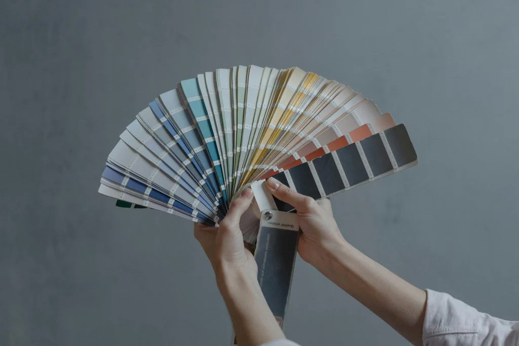 Tendencias en color y acabados para interiores y exteriores que transforman tus espacios en 2025