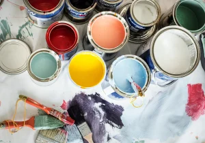 Elegir la pintura correcta no solo es una cuestión de estética, también influye en la protección, durabilidad y funcionalidad de cada superficie.