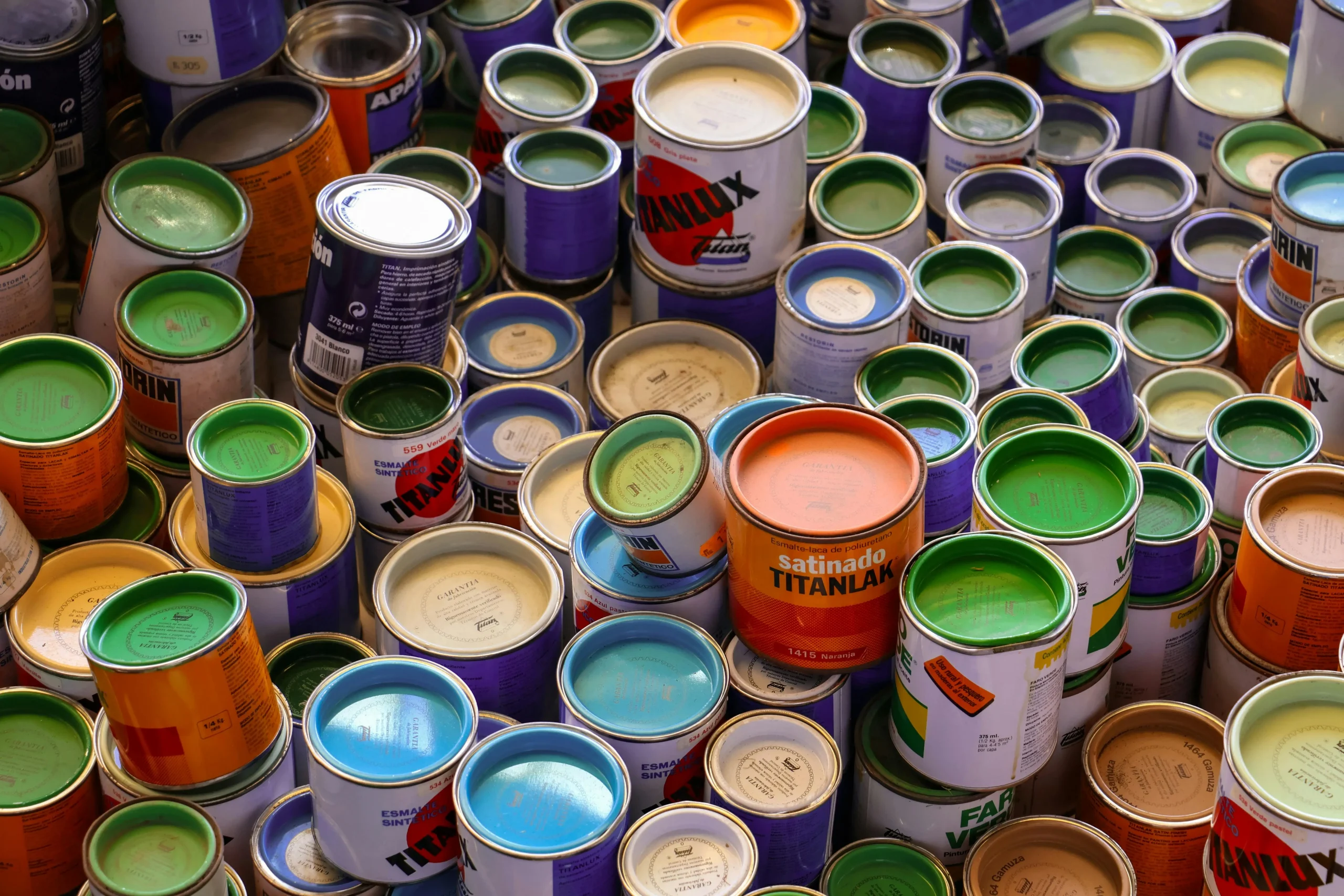 Almacenar pintura no es solo “cerrar bien la lata”.