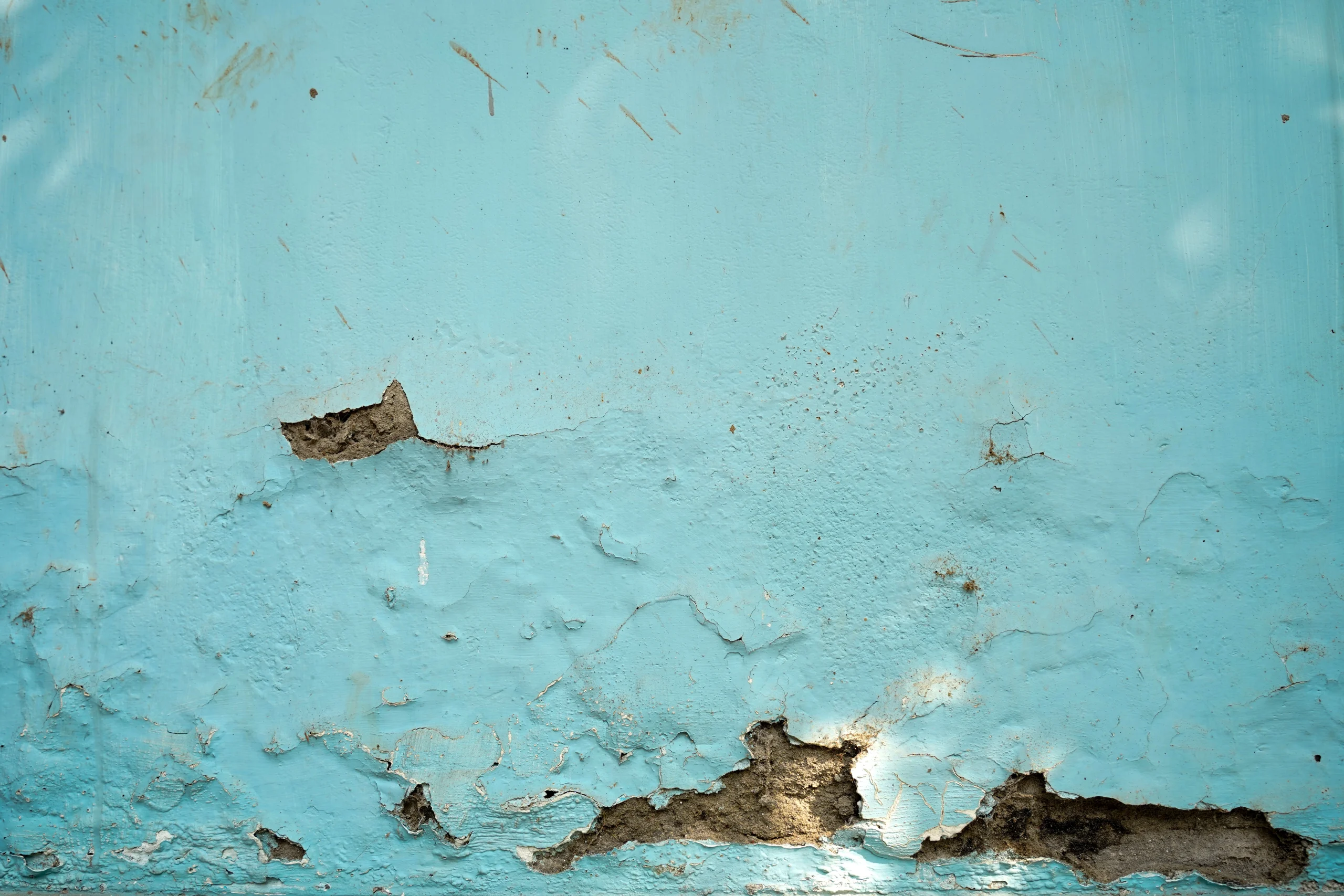 Defectos de pintura: cuarteo y ampollas en un recubrimiento.