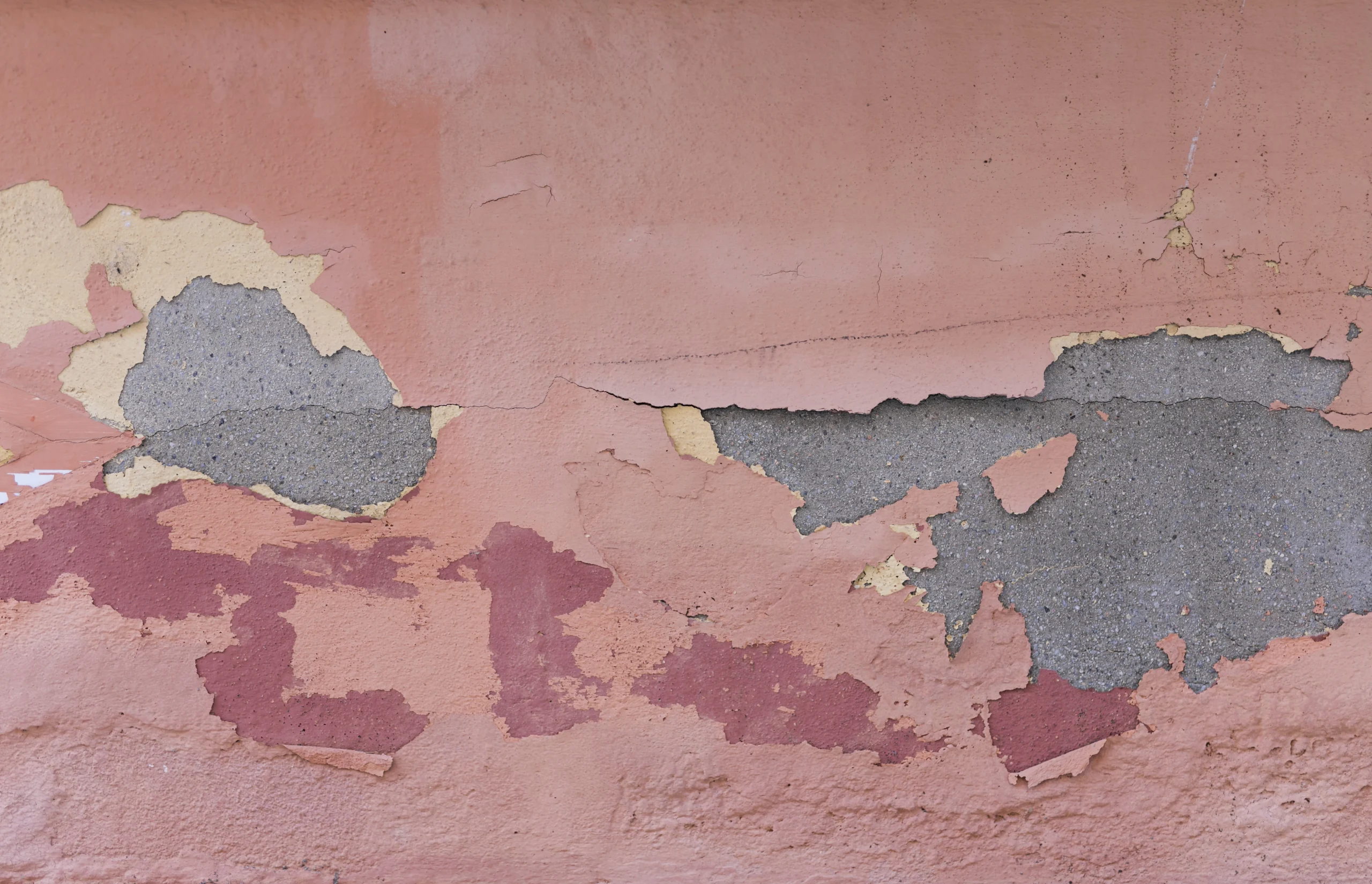 Levantamiento de pintura por error de aplicación.