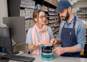 Un distribuidor de pinturas compra directamente al fabricante, maneja su propio inventario y vende con su margen.