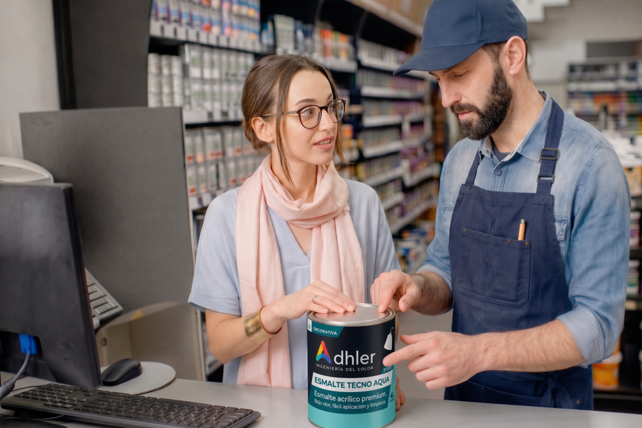 Un distribuidor de pinturas compra directamente al fabricante, maneja su propio inventario y vende con su margen.